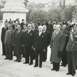 Il presidente del Consiglio Antonio Segni, accompagnato da un gruppo di politici, rende omaggio alla tomba del Milite Ignoto al Vittoriano
