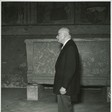 Il presidente dell'Assemblea Parlamentare Europea Robert Schuman depone una corona sulla tomba di Alcide De Gasperi