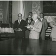 Il presidente Alessandro Pertini consegna onorificenze ai dipendenti della Camera dei Deputati