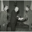 Il presidente della Camera dei deputati Alessandro Pertini riceve il generale Giulio Macrì, presidente del Tribunale superiore militare