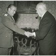 Il presidente della Camera dei deputati Alessandro Pertini riceve il generale Giulio Macrì, presidente del Tribunale superiore militare