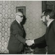 Paolo Baffi stringe la mano a Silvio Traversa